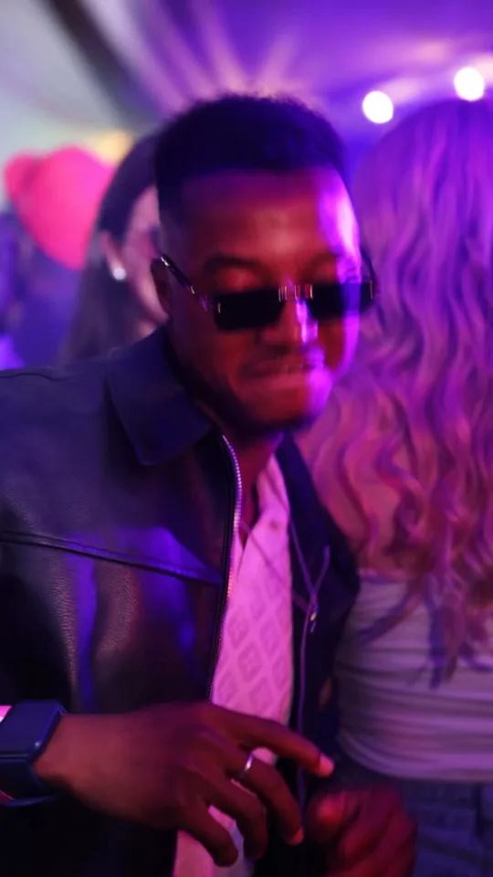 Reel: Latina Party, Balljungs